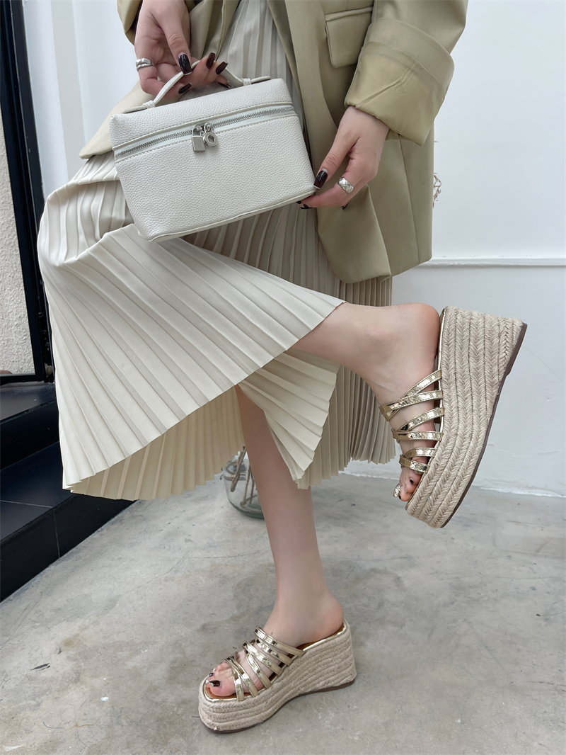 2024 New Spring Summer Thick Sole Straw Woven Slippers for Women - Image 3
