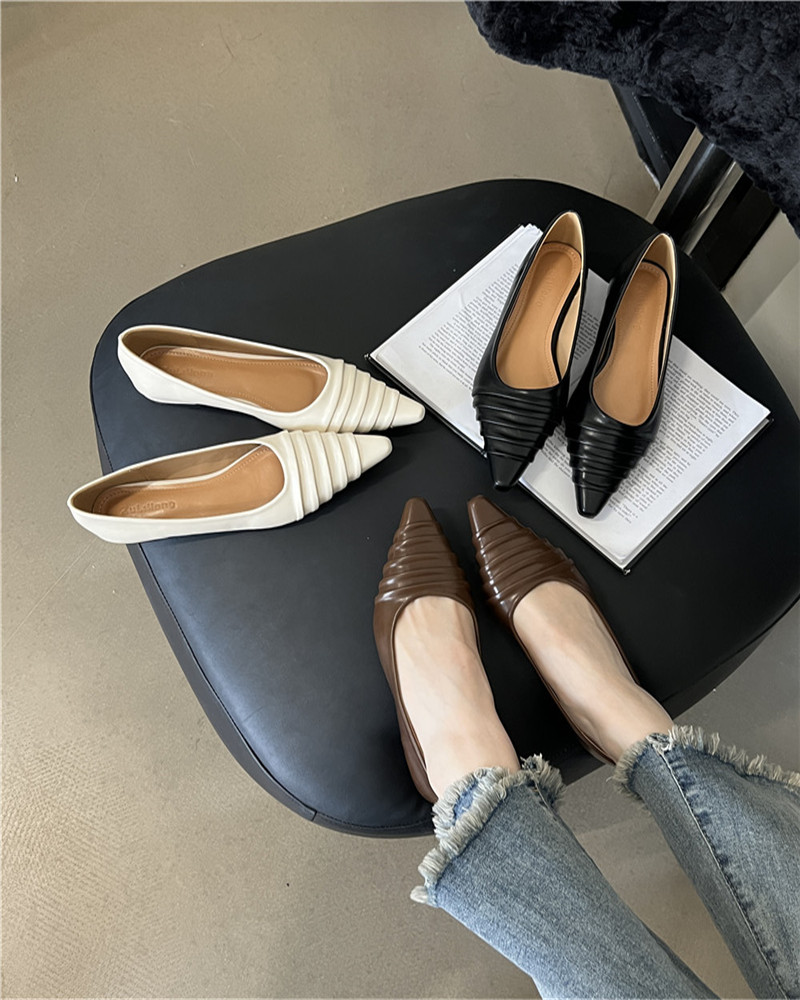 Women's 2023 New Korean Vintage Minimalist Pleated Pointed Toe Shallow Mouth Slip-On Loafers