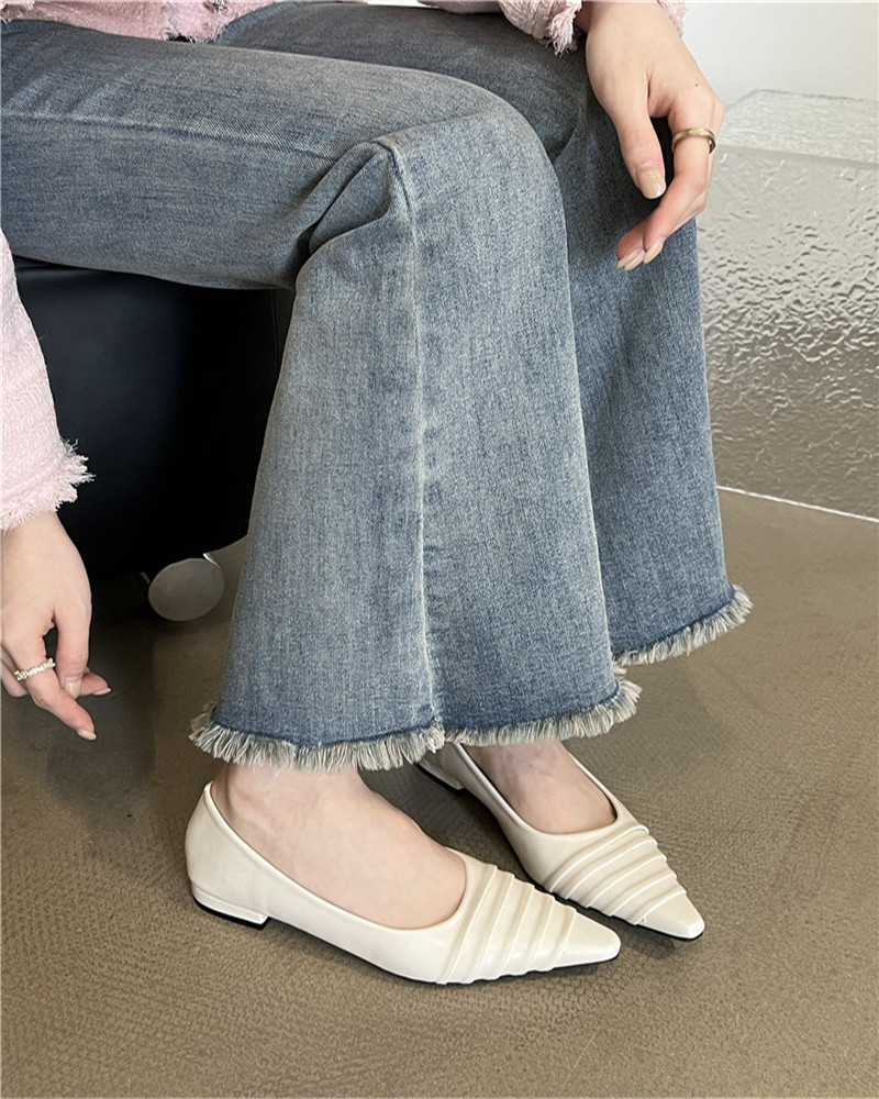 Women's 2023 New Korean Vintage Minimalist Pleated Pointed Toe Shallow Mouth Slip-On Loafers - Image 2