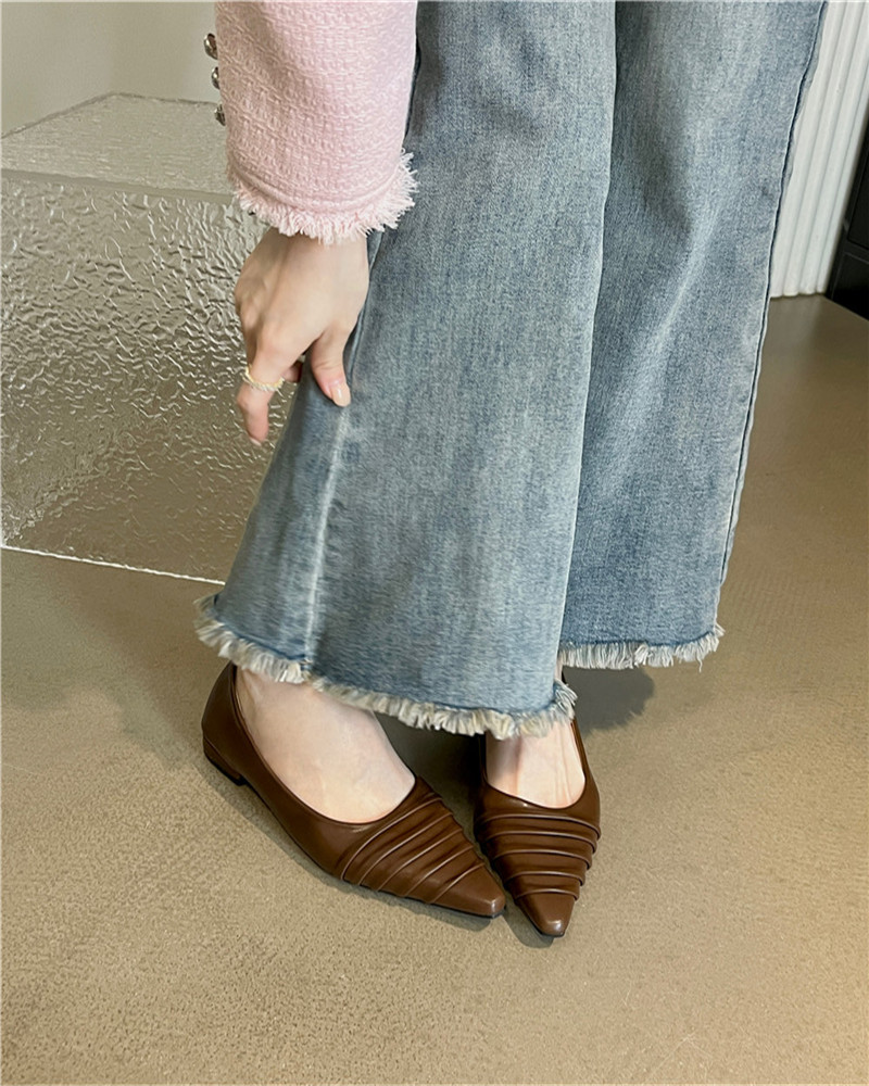 Women's 2023 New Korean Vintage Minimalist Pleated Pointed Toe Shallow Mouth Slip-On Loafers - Image 4