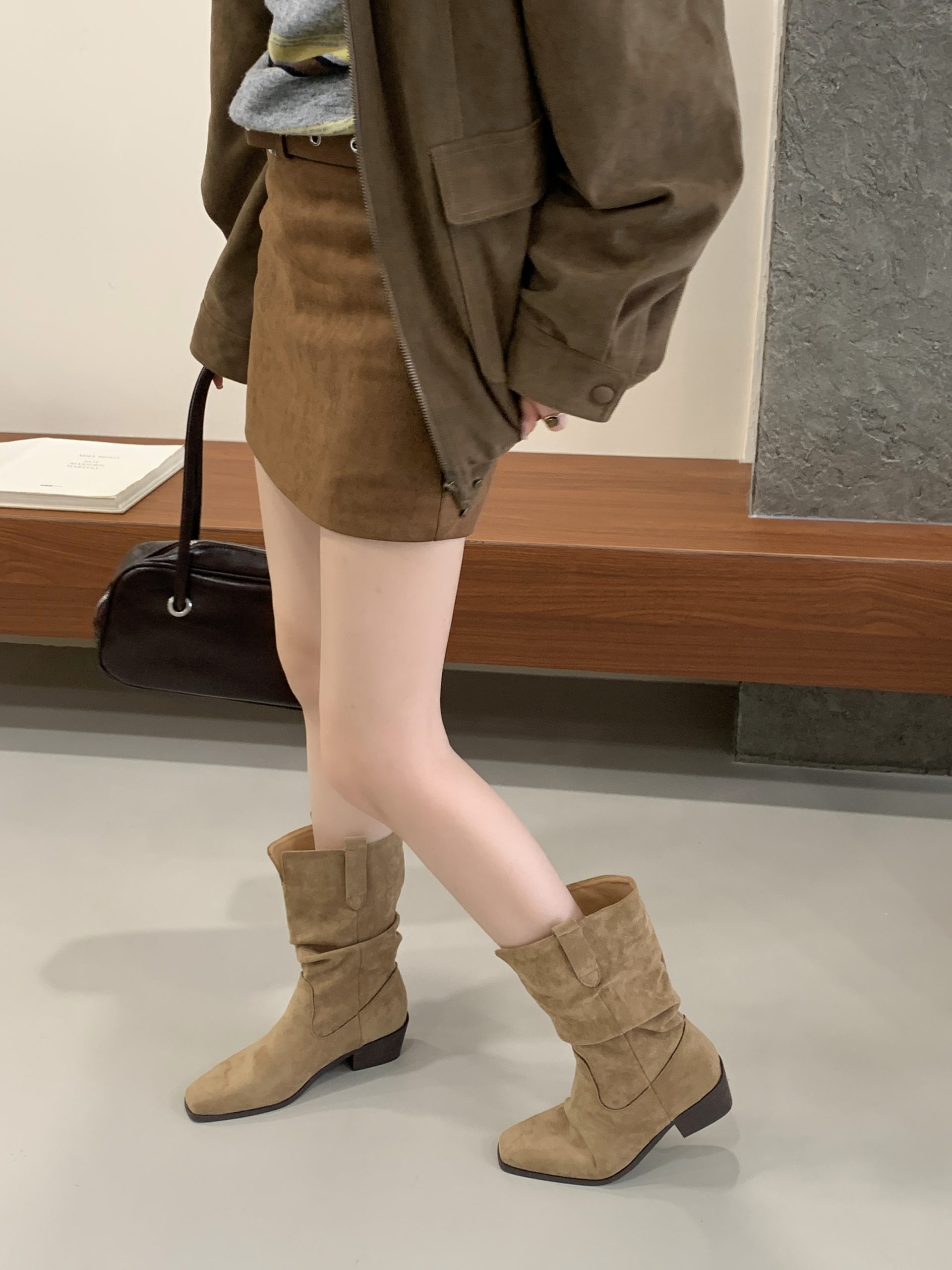 2025 New Retro Suede Chunky Heel Western Women's Boots Autumn Winter V-Cut Wide Shaft Stacked Boots - Image 4